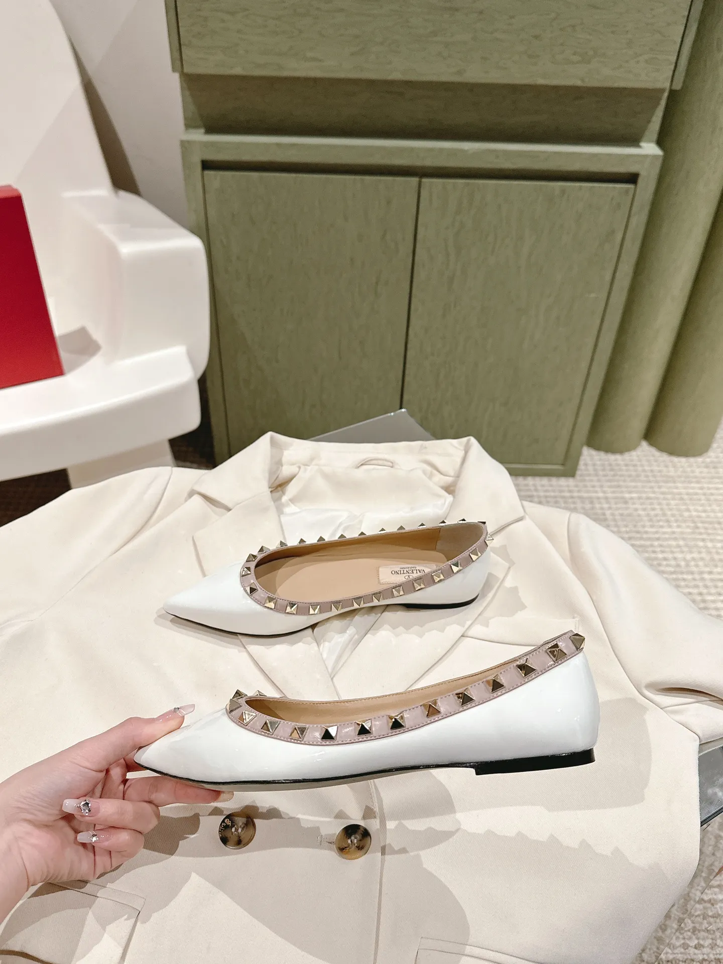 👟👟Ex-factory price 520👟👟 | ²⁰²4 𝐬𝐬 🤍🤎 Versatile series for all seasons! Is your shoe cabinet missing a pair? ! 🔥 The entire VALENTINO series is produced by Taiwan-funded factories! Getting in and out of the counter is stress-free! ROCKSTUD Valentino studded patent leather ballet flats ONE STUD retro craft pyramid large rivet buckle flats/high heels Smooth shoe lines and awesome version Comfortable upper foot. Increases height. Looks slimmer. Elongates leg lines Imported mirrored calfskin/cow patent leather/high-density silk material Lambskin lining Italian high-density genuine leather outsole Size35-39 (40/41/42 can be customized) Heel height: flat ♺Synchronized gift box💝packaging at the counter!